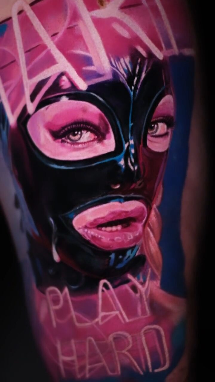 Seitenansicht des Tattoos am Oberschenkel – Komposition aus Maske und Schriftzug, Color-Realism, Wrocław