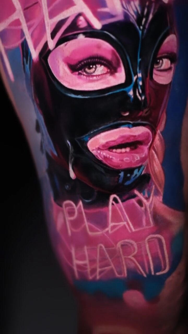 Makroaufnahme des Tattoos – pinke Lippen und schwarze Maske, Lichtkontrast, BDSM-Tattoo, Wrocław