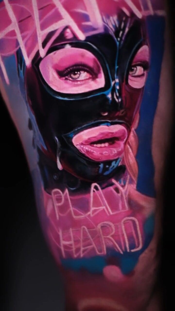 Nahaufnahme des Schriftzugs PLAY HARD – Neoneffekt in Farbe, Tattoo im Realismus-Stil, Tätowierer Alex666cold, Wrocław