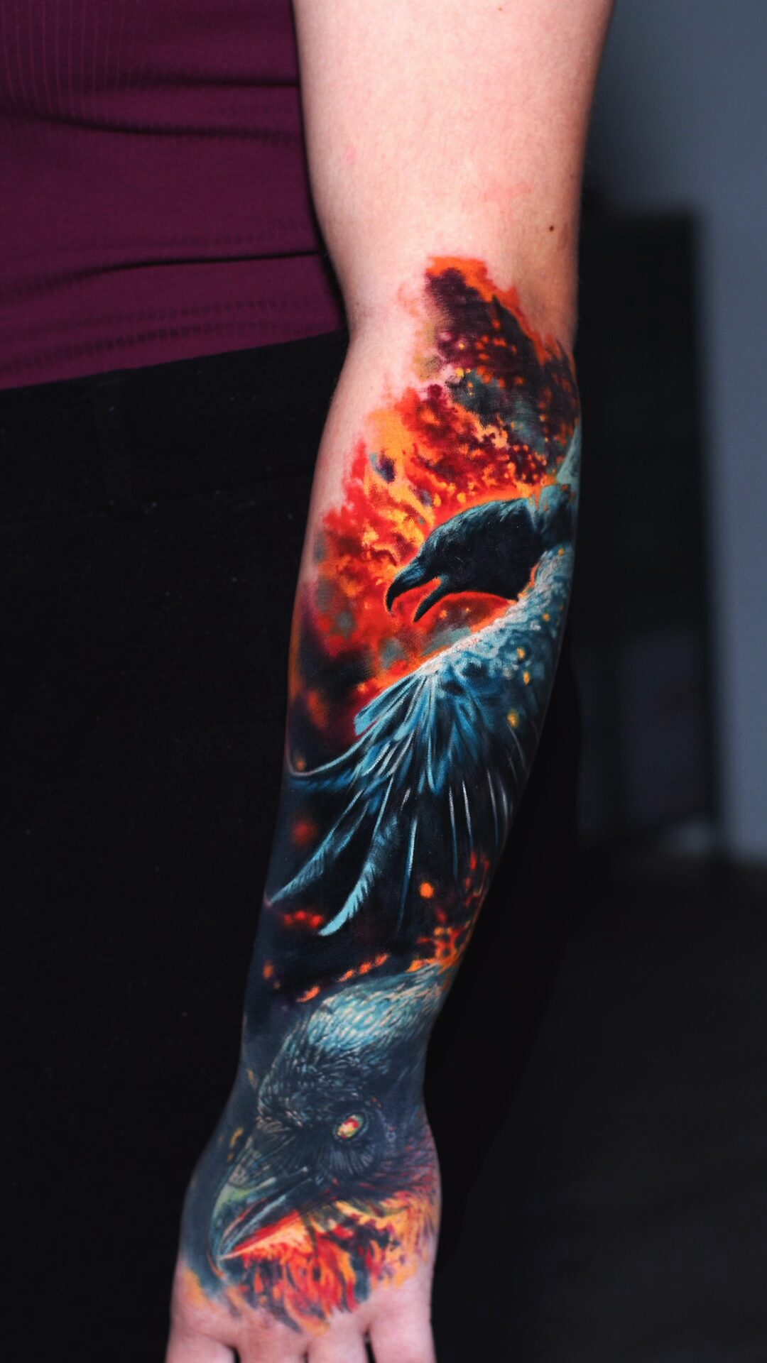 Realistisches Raben-Tattoo in Flammen auf dem Unterarm – Gesamtansicht der Komposition, Breslau