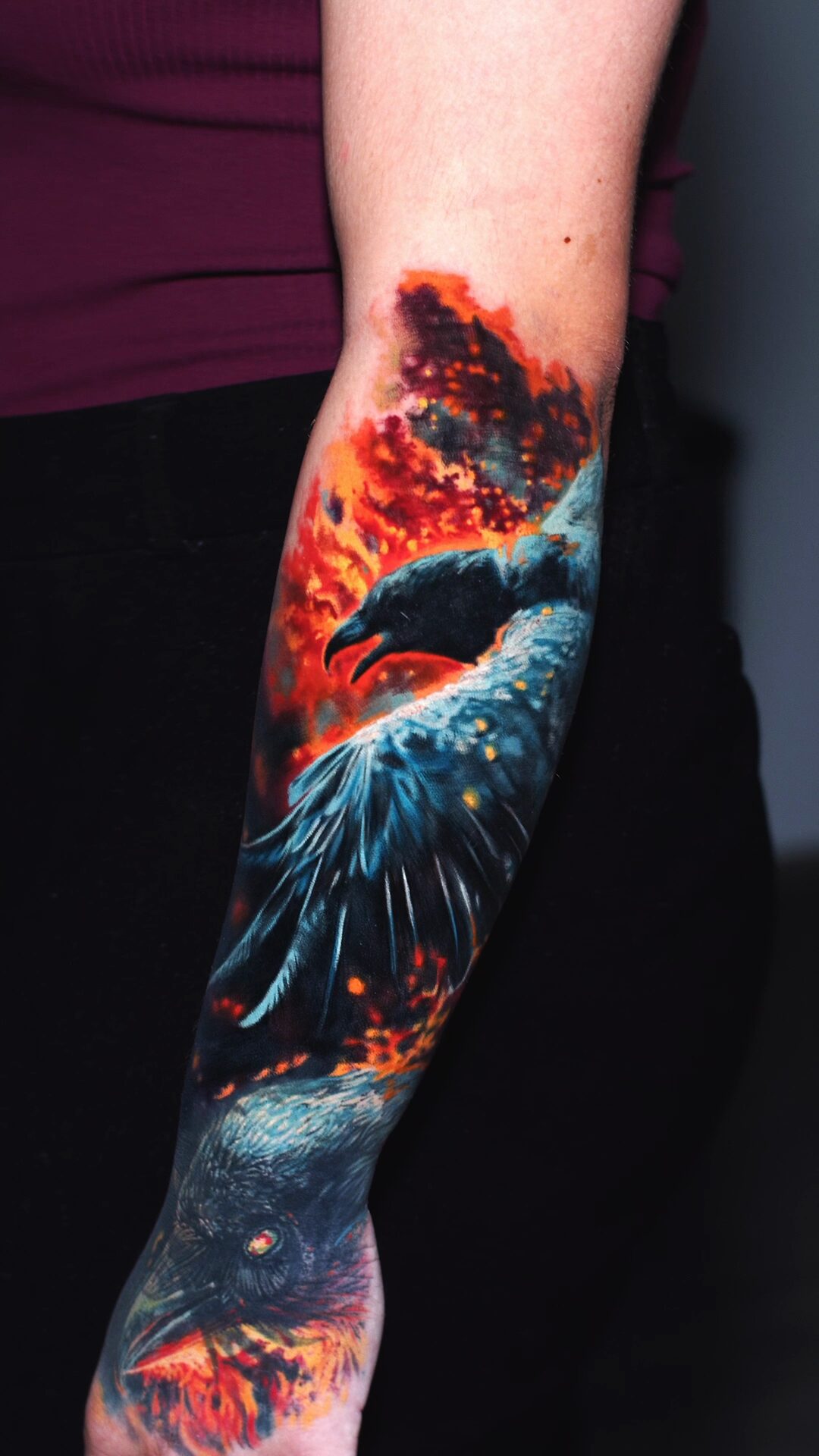 Detail der Rabenfedern mit blau-türkisem Schimmer – Color-Realism, Tattoo Breslau