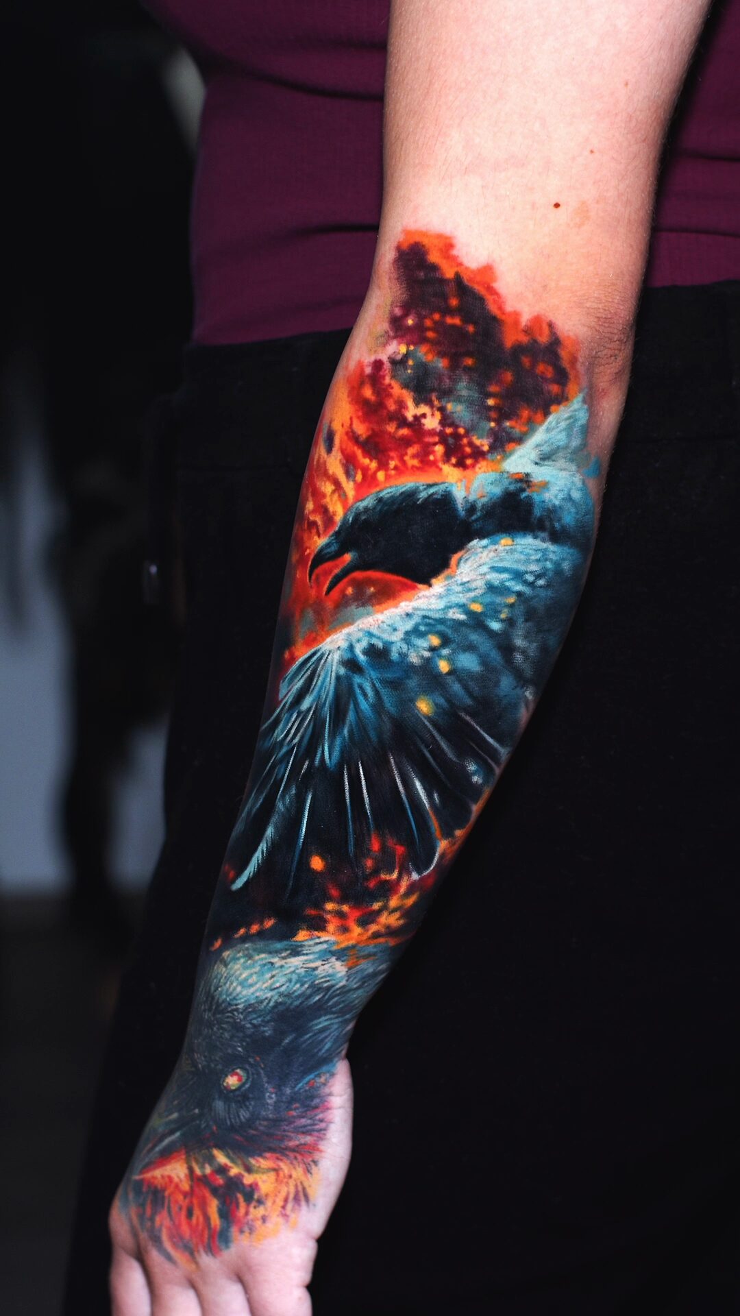 Farbübergänge von Feuer und Schatten im Raben-Tattoo – Hyperrealismus, Unterarm