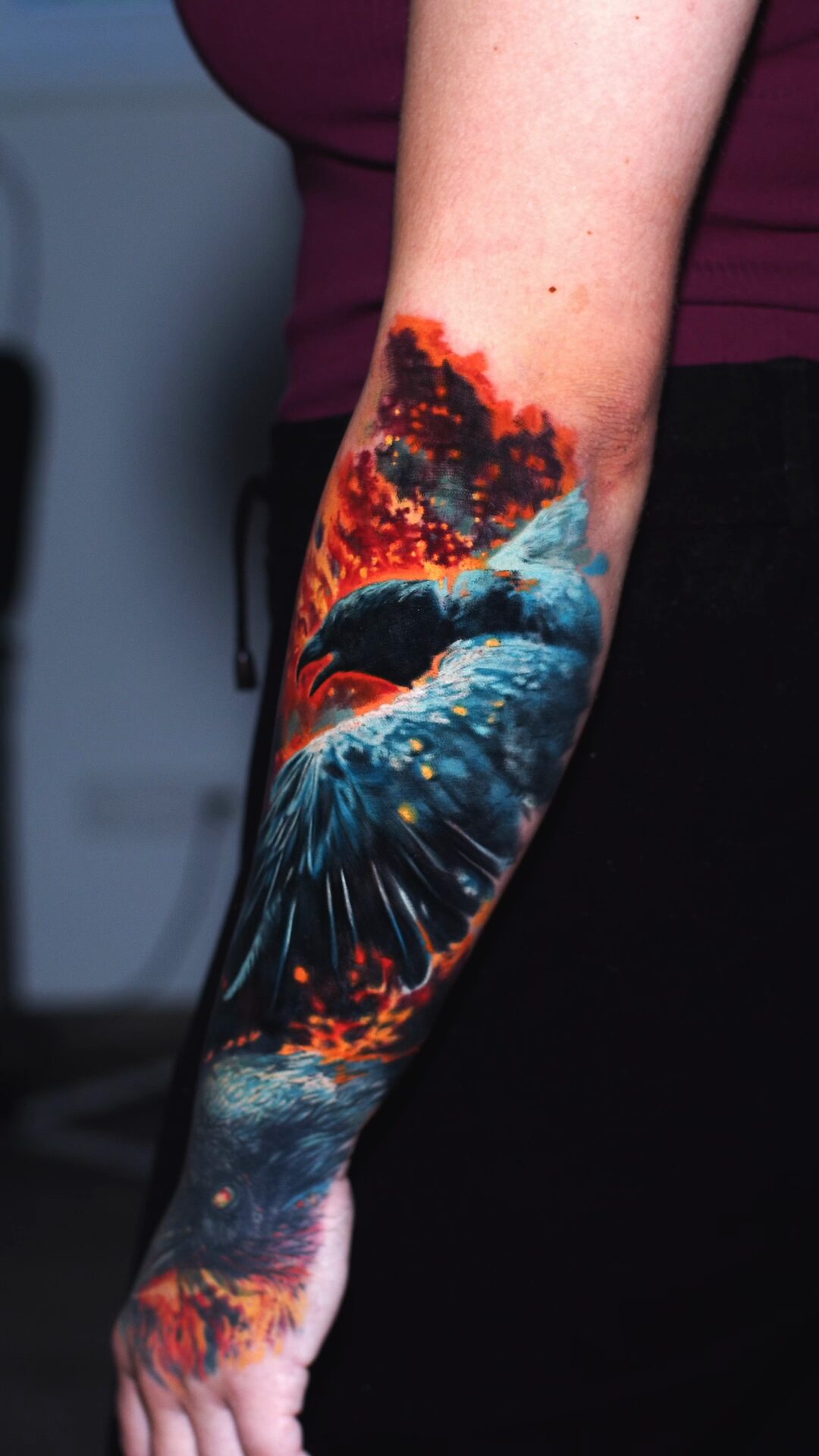 3D-Tattoo Rabe in Flammen – Kontrast aus kühlem Schimmer der Federn und warmen Flammen