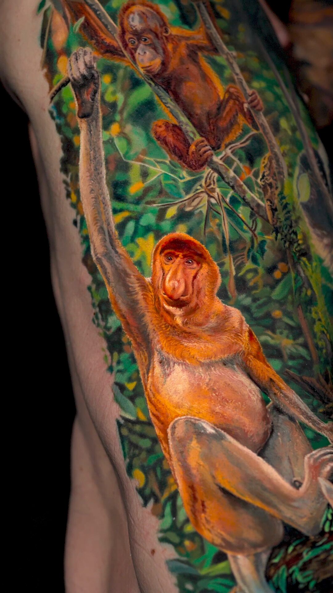 Realistisches Tattoo Nasenaffe und Orang-Utan an der Seite und den Rippen