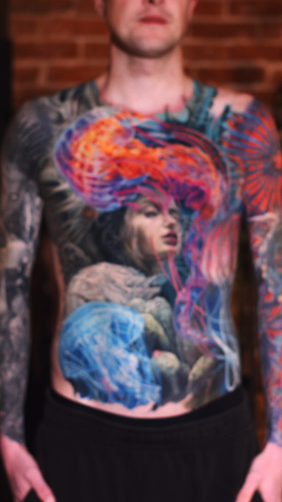Tattoo einer Frau in 3/4-Ansicht auf der Brust – Realismus in Breslau bei Alex666cold