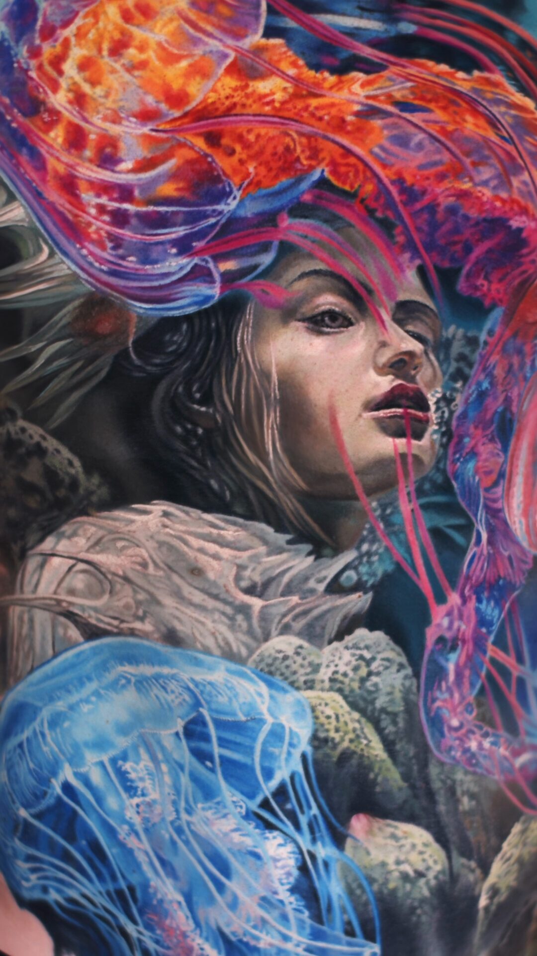 Nahaufnahme des Gesichts – Detail des Frauenporträts im Unterwasser-Tattoo
