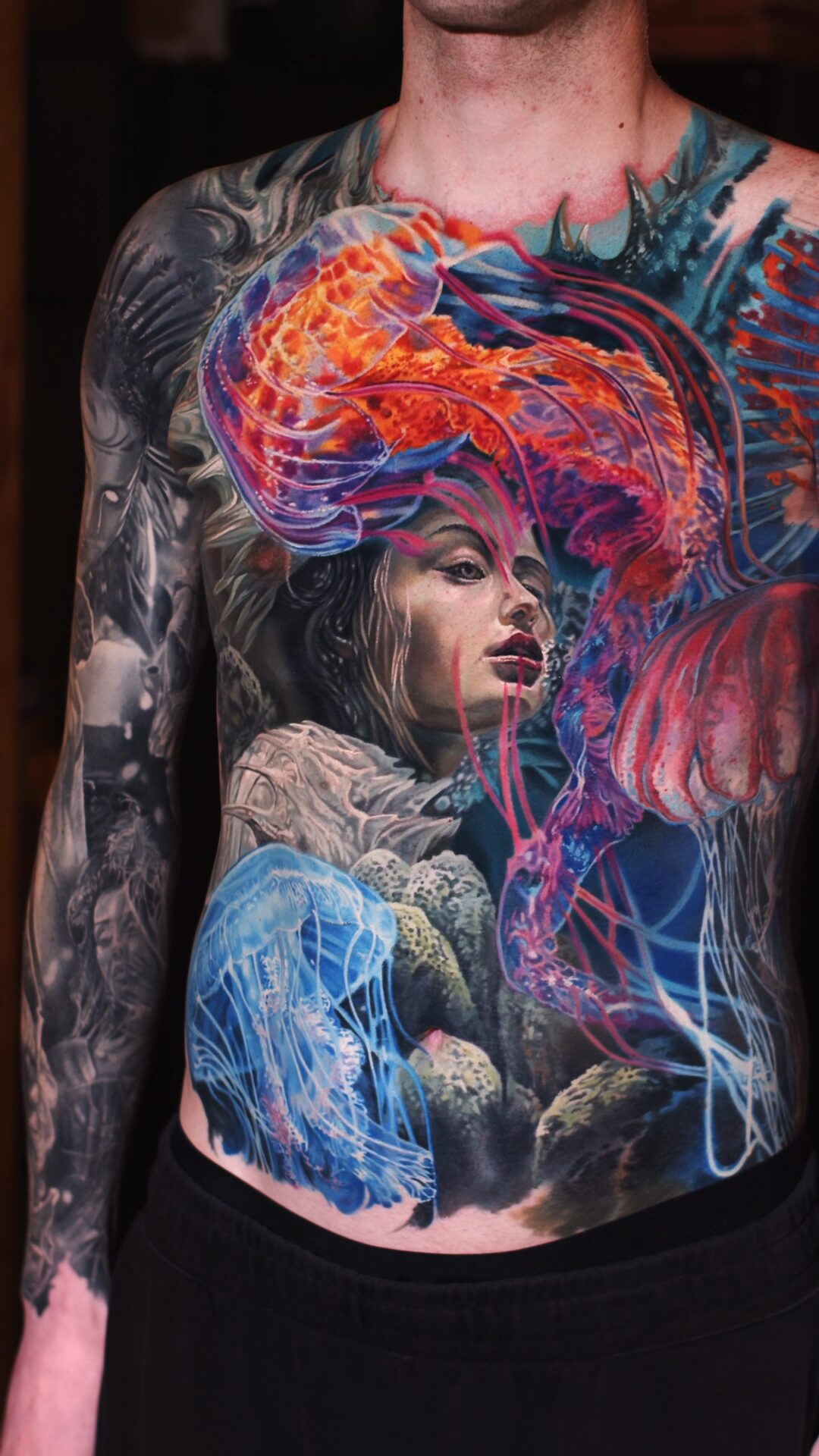 3D-Effekt der Tentakel, die aus dem dunklen Hintergrund hervortreten – Tattoo auf dem Oberkörper, Breslau