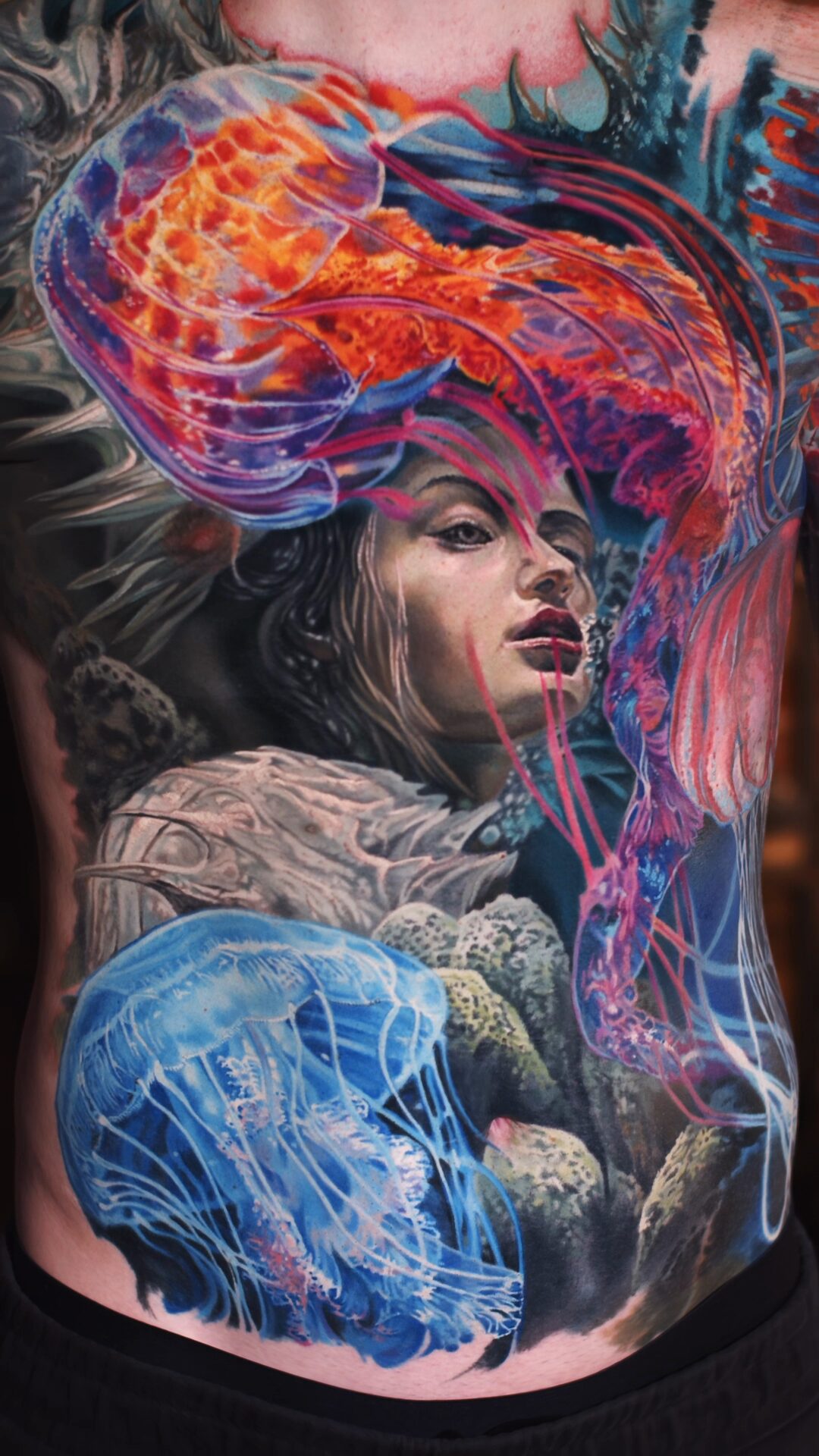 Tätowierer Alex666cold bei der Arbeit am hyperrealistischen Tattoo auf der Brust