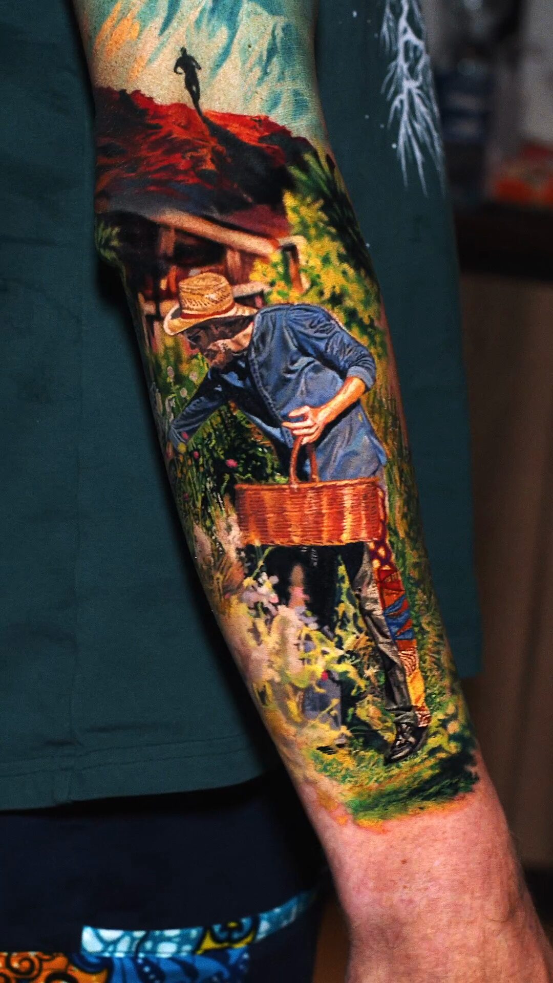 Unterarm-Sleeve – realistisches Tattoo mit einem Mann im Garten, Breslau