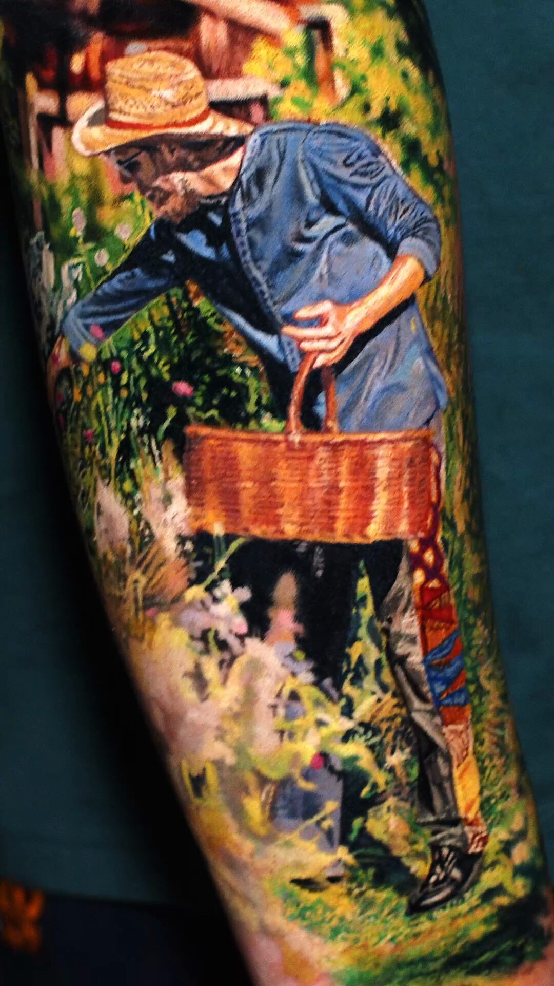 Der ganze Unterarm – realistisches Tattoo mit einem Mann im Garten, Alex666cold