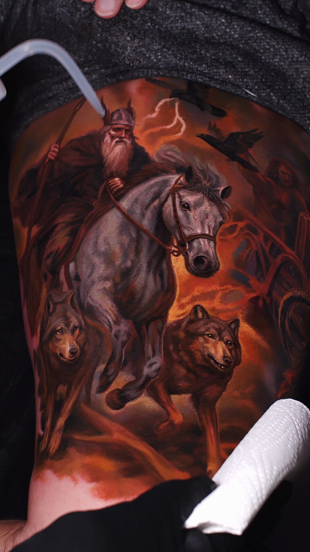 Odin-Tattoo auf grauem Pferd – die gesamte Komposition am Oberschenkel, Color-Realism, Wrocław