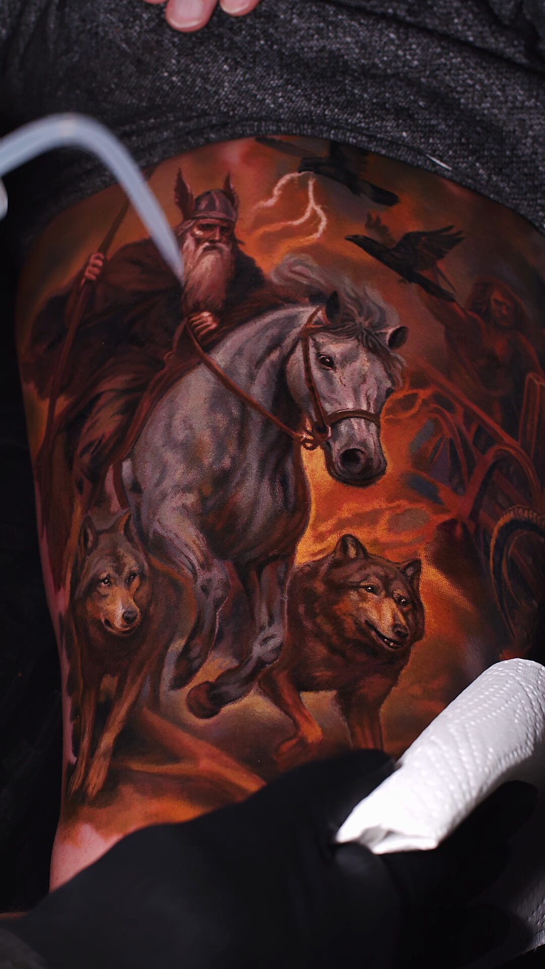 Tattoo eines nordischen Kriegers mit Gungnir – Gesamtansicht am Oberschenkel, Color-Realism, Wrocław