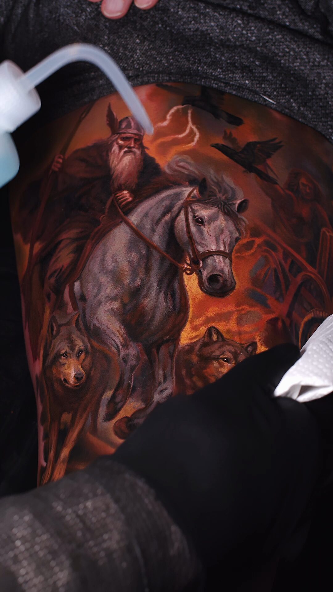 Graues Pferd mit Odin als Tattoo – Detail von Fell und Bewegung im Tattoo am Oberschenkel, Wrocław