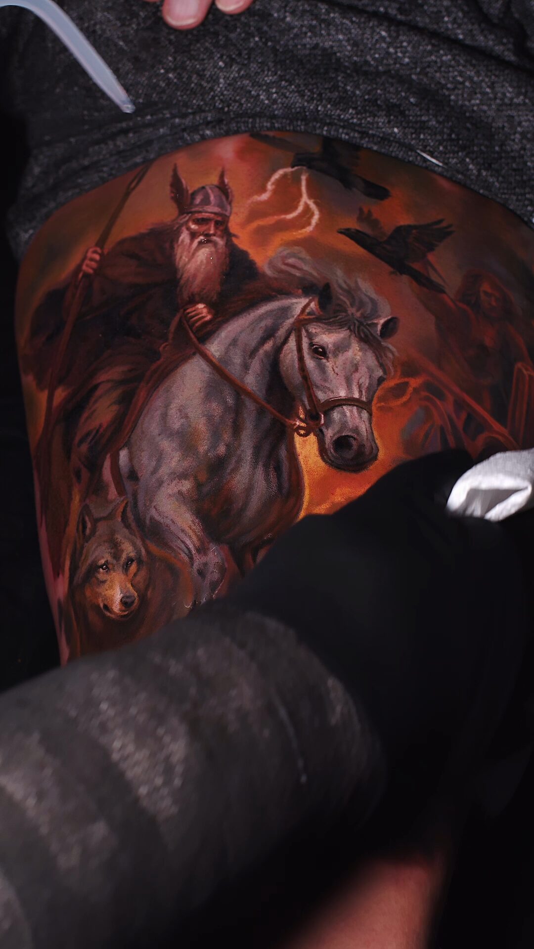 Zwei schwarze Raben Huginn und Muninn als Tattoo – Detail des Flugs um Odin, Tattoo nordische Mythologie, Wrocław