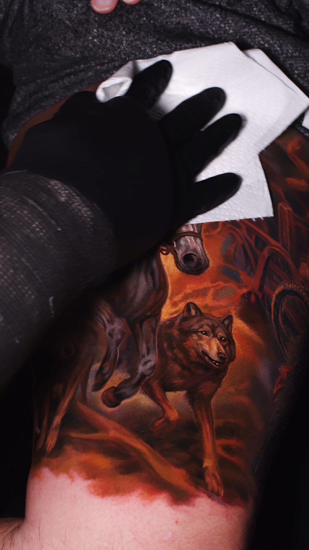 Geflügelter Helm und bärtiges Gesicht Odins als Tattoo – Hyperrealismus-Detail in Farbe am Oberschenkel, Wrocław