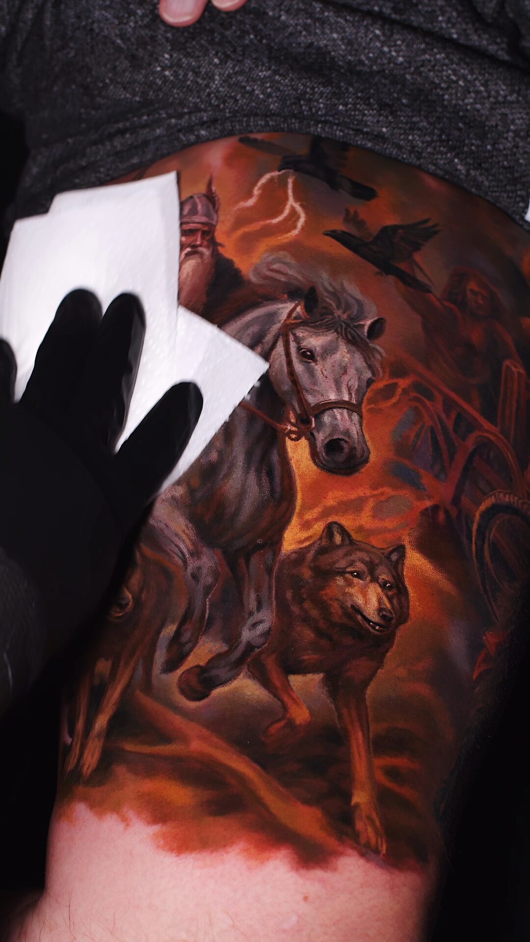 Gewitterhintergrund mit Blitz und feurigen Farbtönen – Hintergrund des nordischen Tattoos am Oberschenkel, Wrocław