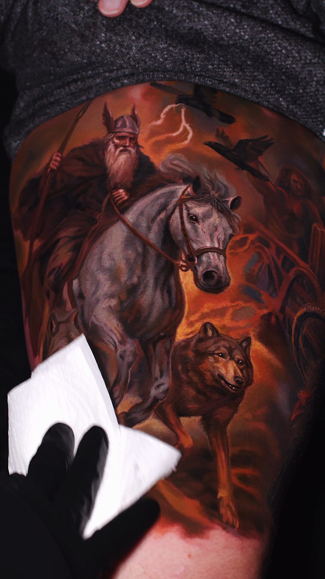 Subtile Gestalt und Kreis im Hintergrund – Umriss einer Gestalt in der Komposition des Odin-Tattoos, nordische Symbolik, Wrocław