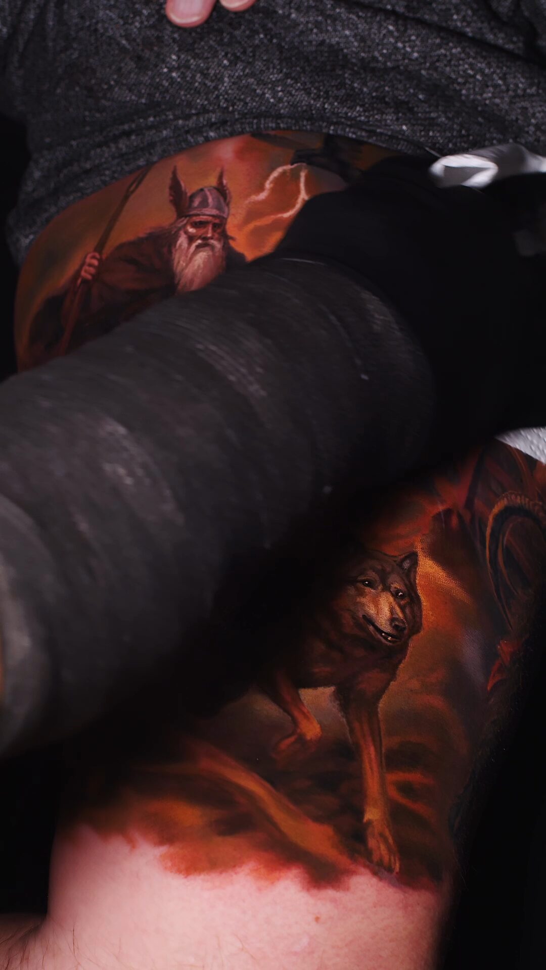 Odin-Tattoo auf grauem Pferd mit Gungnir – Color-Realism am Oberschenkel