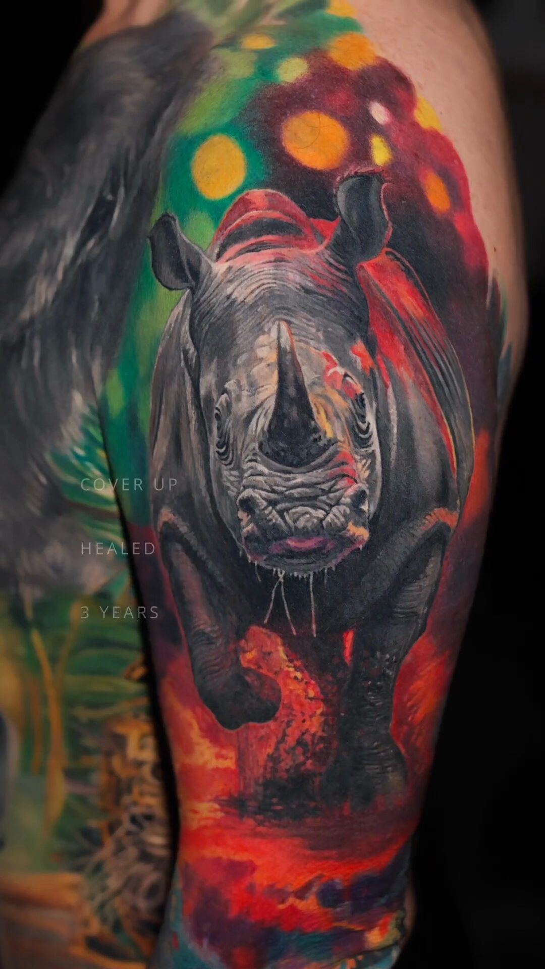 Nashorn-Tattoo am Oberarm – Kopf des Tieres im Color-Realism, Breslau