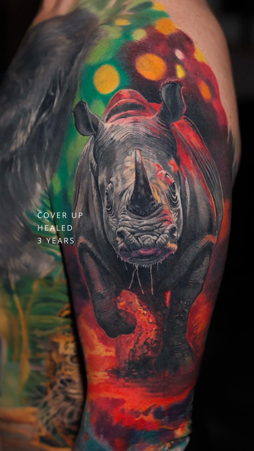 Nashorn-Tattoo am Oberarm – Komposition mit Leopard im Dschungel, Breslau