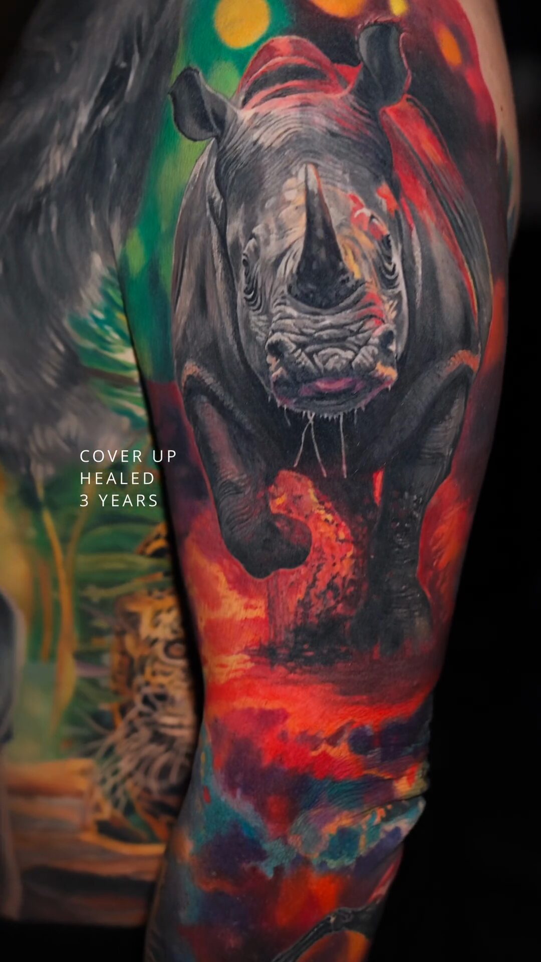 Nashorn-Tattoo – Lava-Hintergrund – rot-oranger Hintergrund wie Lava, Breslau