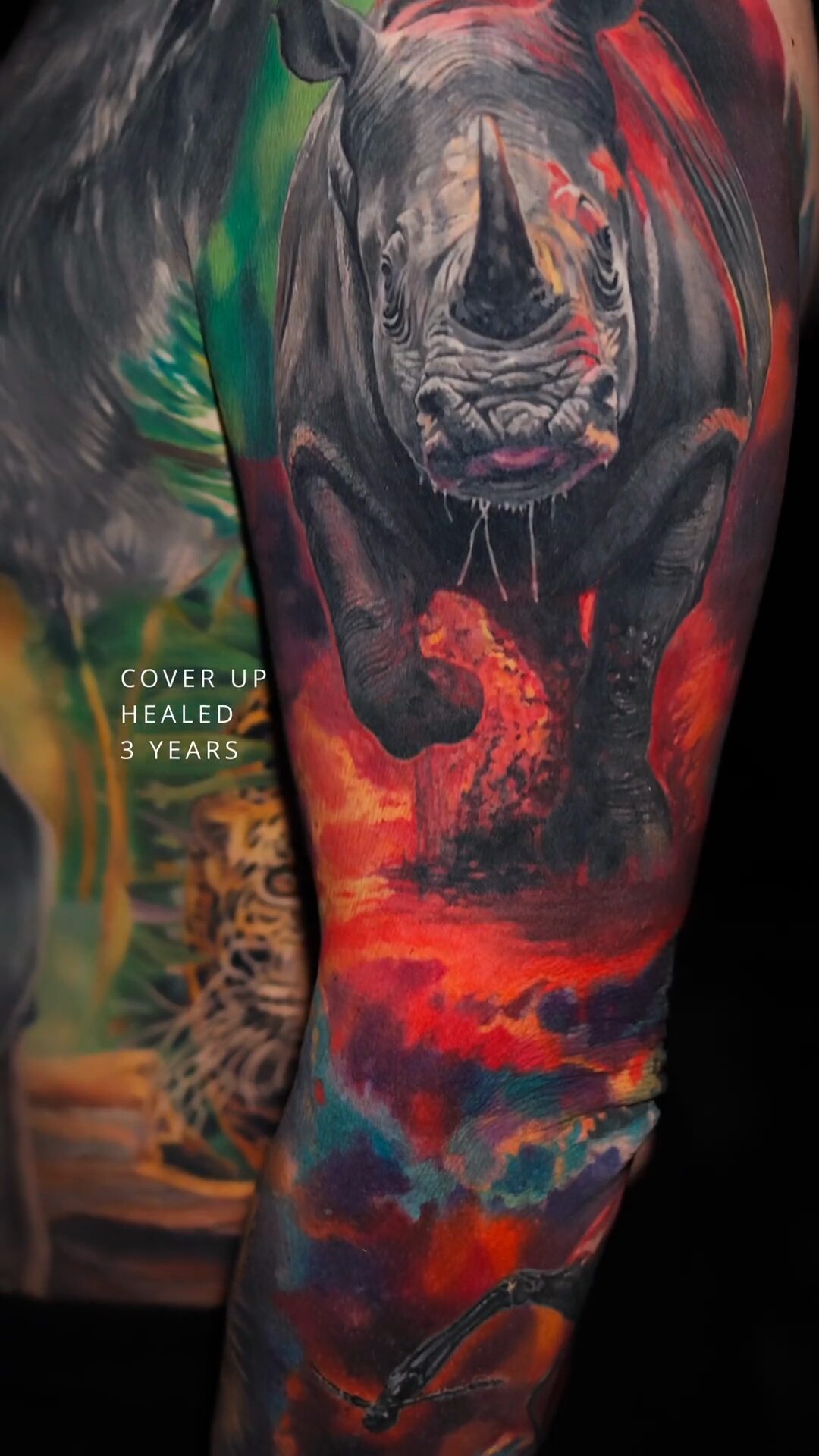 Nashorn-Tattoo – Dschungel – grüne Blätter und Bokeh-Licht, Breslau