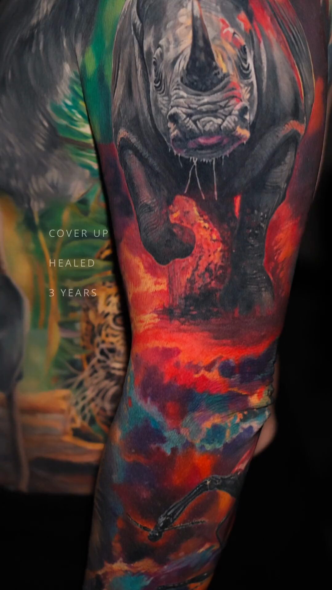 Farbiger Sleeve mit Tieren – Nashorn und Leopard, Tattoo am Oberarm, Breslau