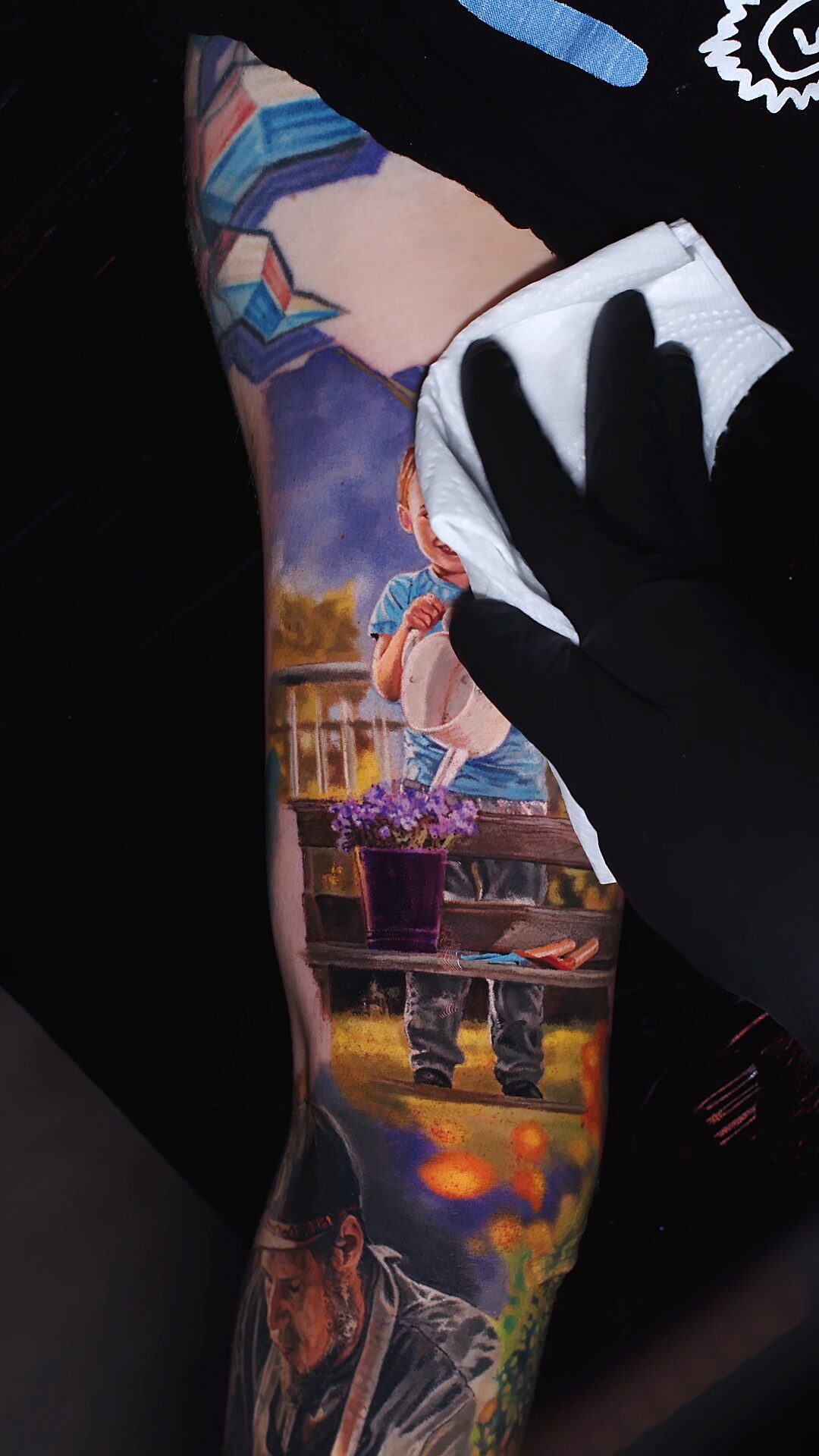 Nahaufnahme vom Gesicht des Jungen – realistisches Kinderporträt, Tattoo am Bizeps, Breslau