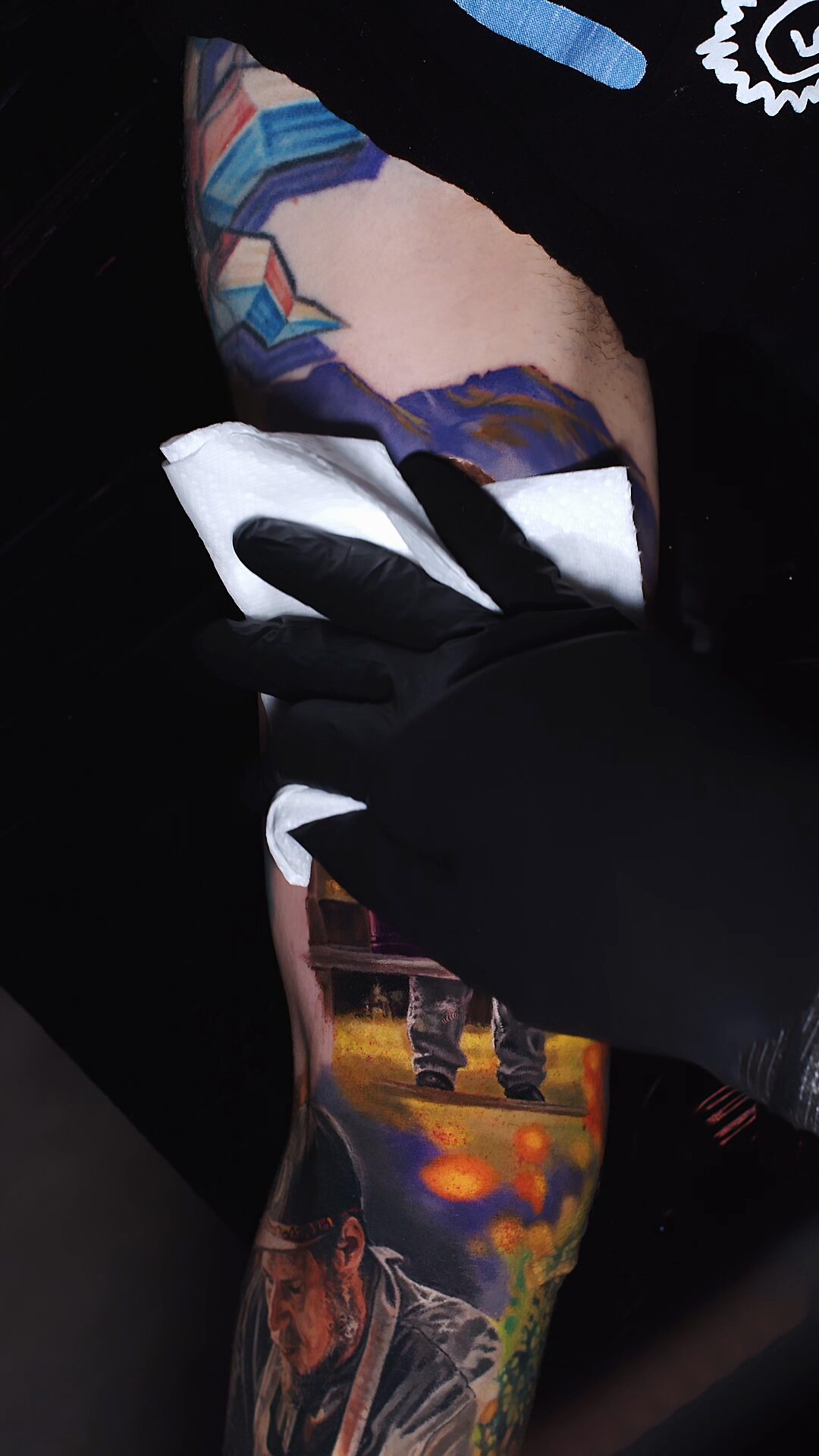 Detail der weißen Gießkanne und der lila Blumen – realistisches Tattoo, Präzision, Breslau