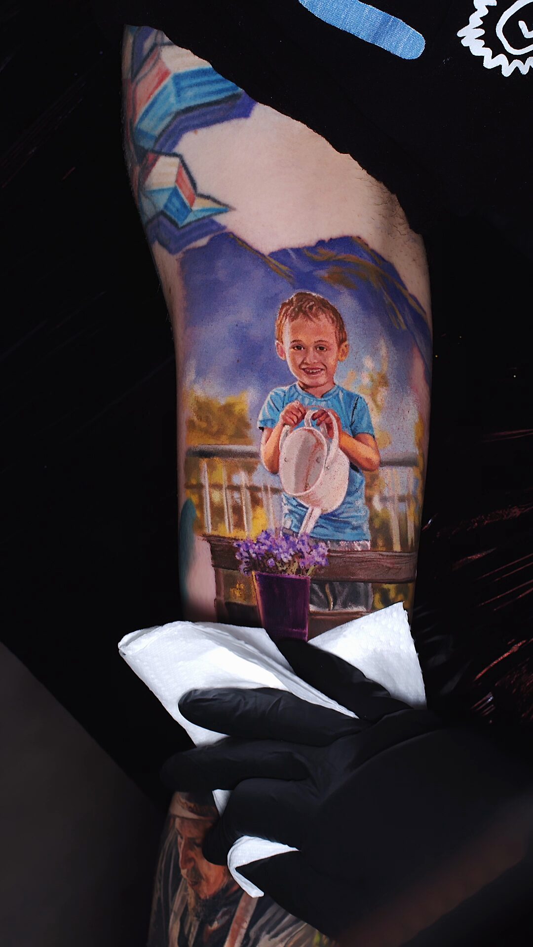 Realistisches Porträt-Tattoo eines Jungen im Garten – Color-Realism, Bizeps