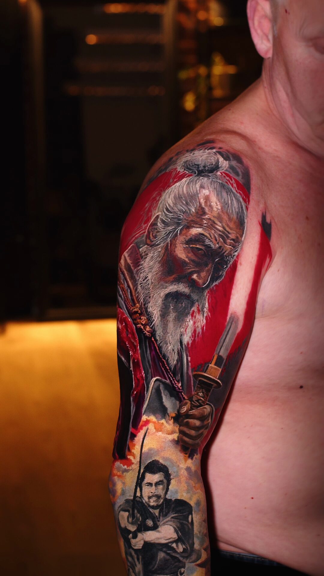 Porträt-Tattoo von Samurai und Meister am Oberarm – Gesamtansicht, roter Hinomaru-Kreis, Tätowierer Breslau Alex666cold