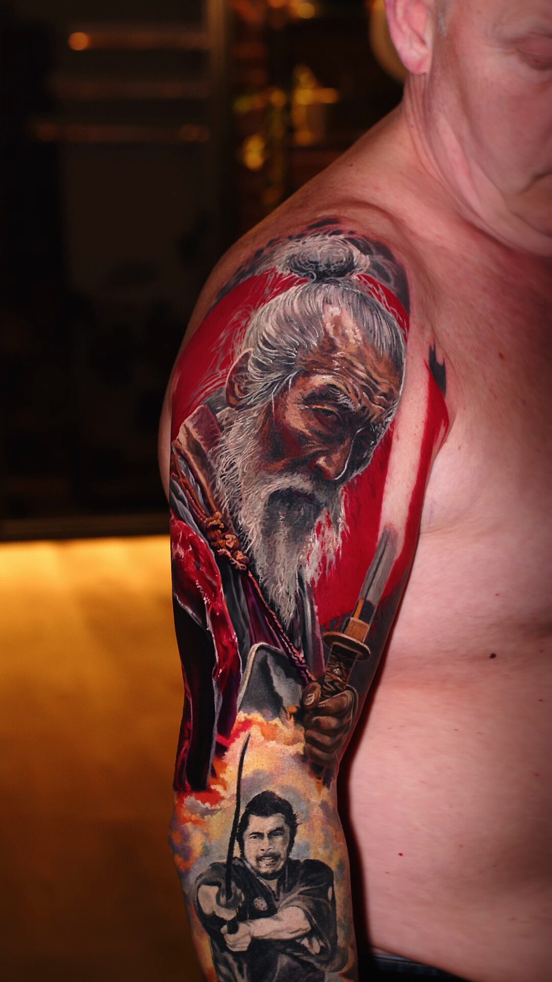 Nahaufnahme des Meister-Porträts – grauer Bart, rotes Gewand, Haarknoten, Color-Realism, Tätowierer Breslau