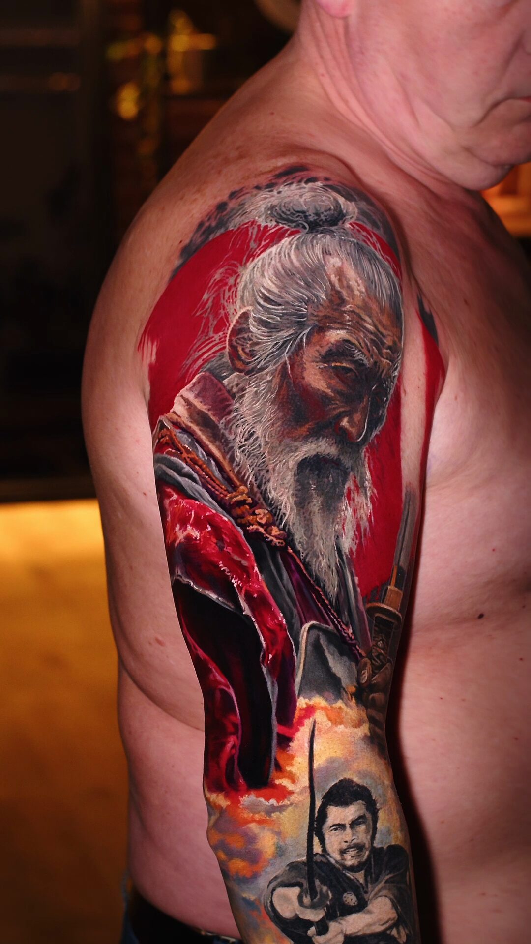 Nahaufnahme der Katana des Meisters – umwickelter Griff, Tsuba, japanisches Tattoo, Tätowierer Breslau