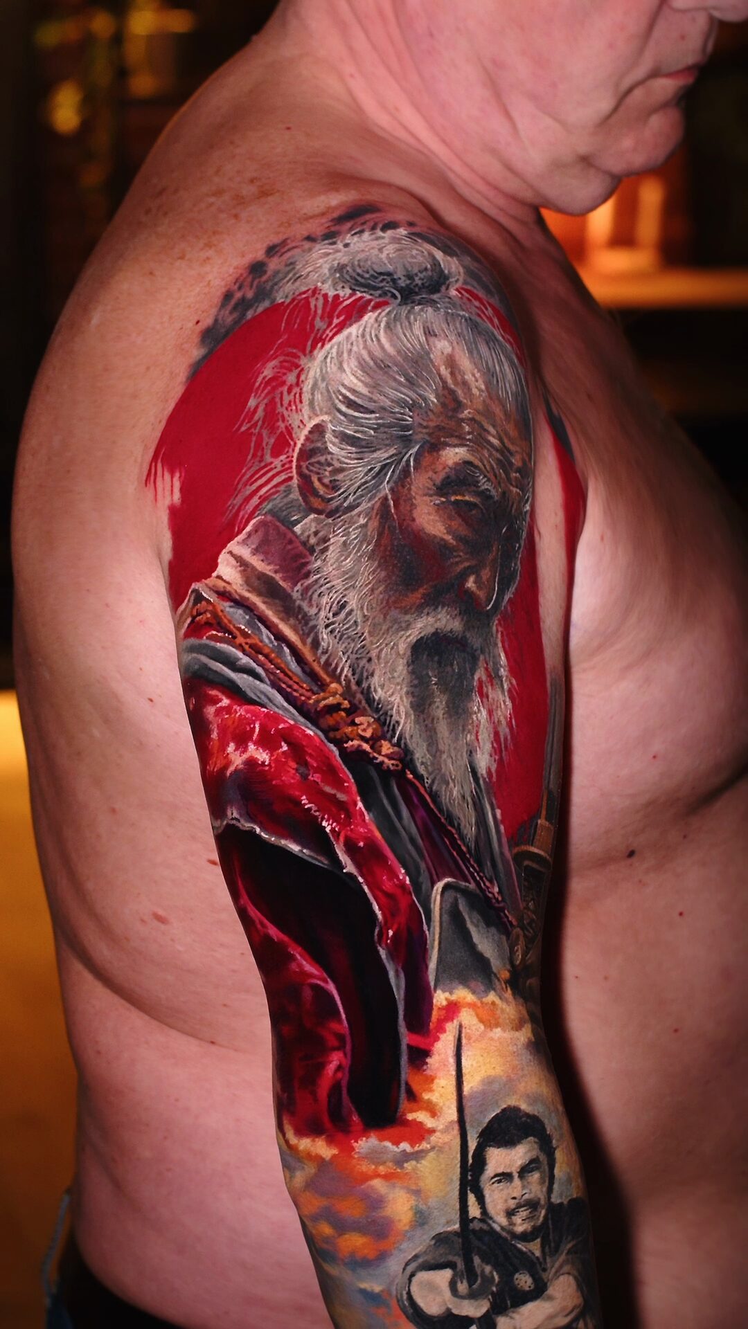Samurai-Figur auf dem Unterarm – verschränkte Arme, Schwert, black and grey, Tattoo am Arm, Tätowierer Breslau