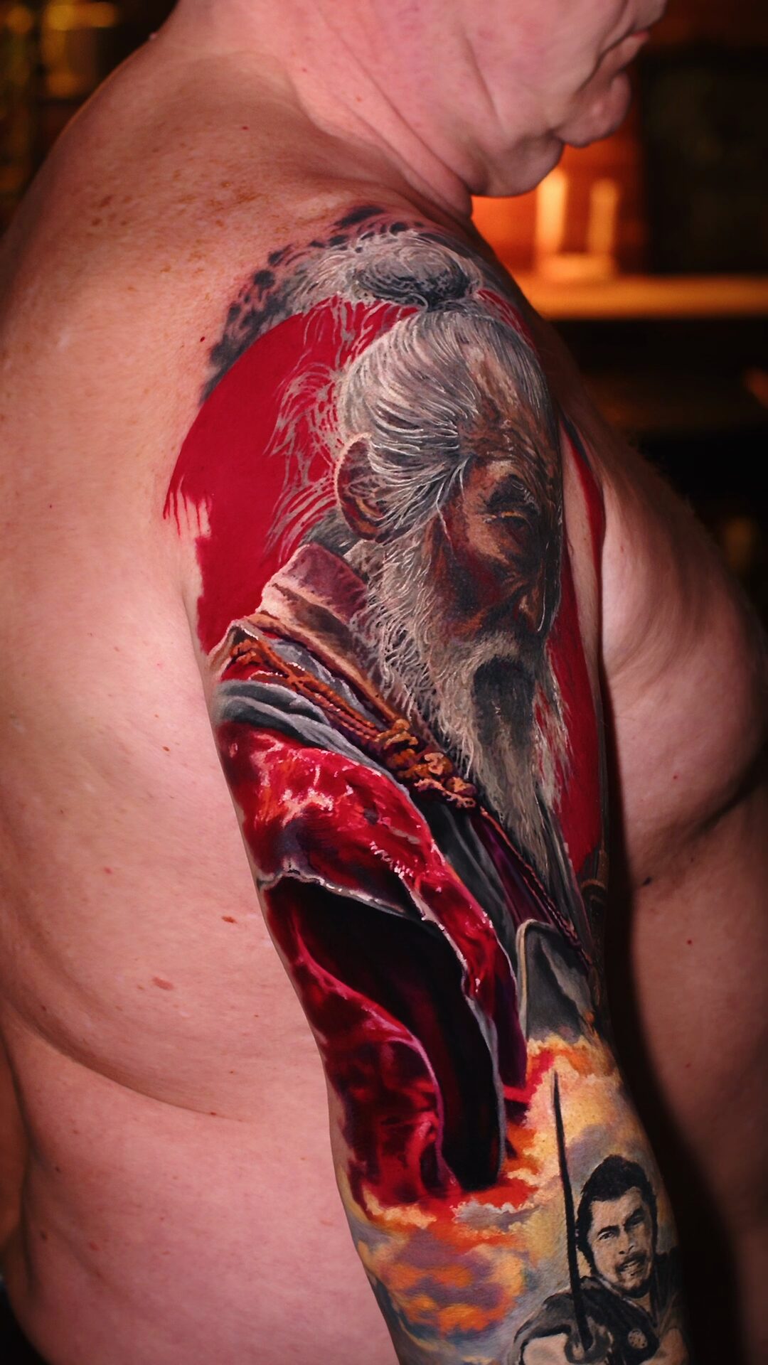 Feuriger Hintergrund zwischen den Figuren – wolkige Farbverläufe: Orange, Gelb, Blau, japanisches Tattoo, Tätowierer Alex666cold