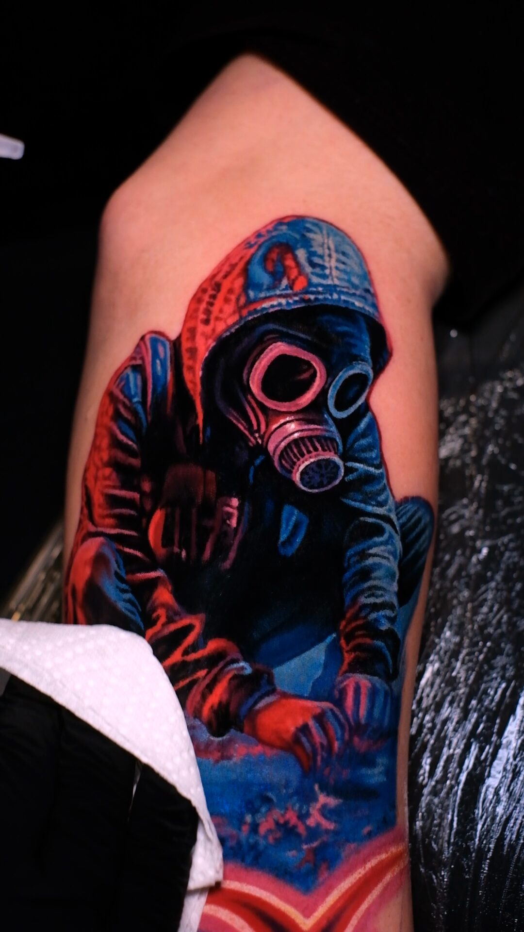 Realistische Figur mit Gasmaske auf dem Oberarm