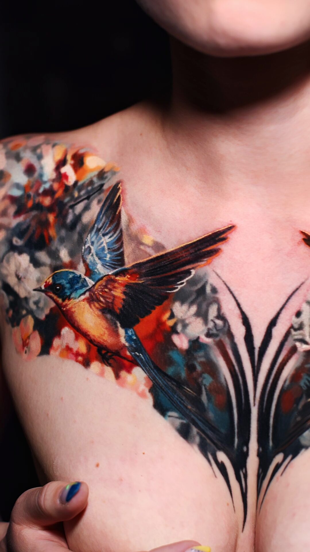 Nahaufnahme der linken Schwalbe – rostorange Kehle, dunkelblaue Flügel, realistisches Tattoo
