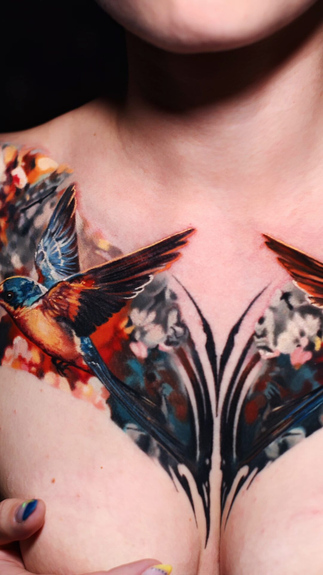 Rechte Schwalbe – Spiegelbild der linken, präzises Vogel-Tattoo, Symmetrie