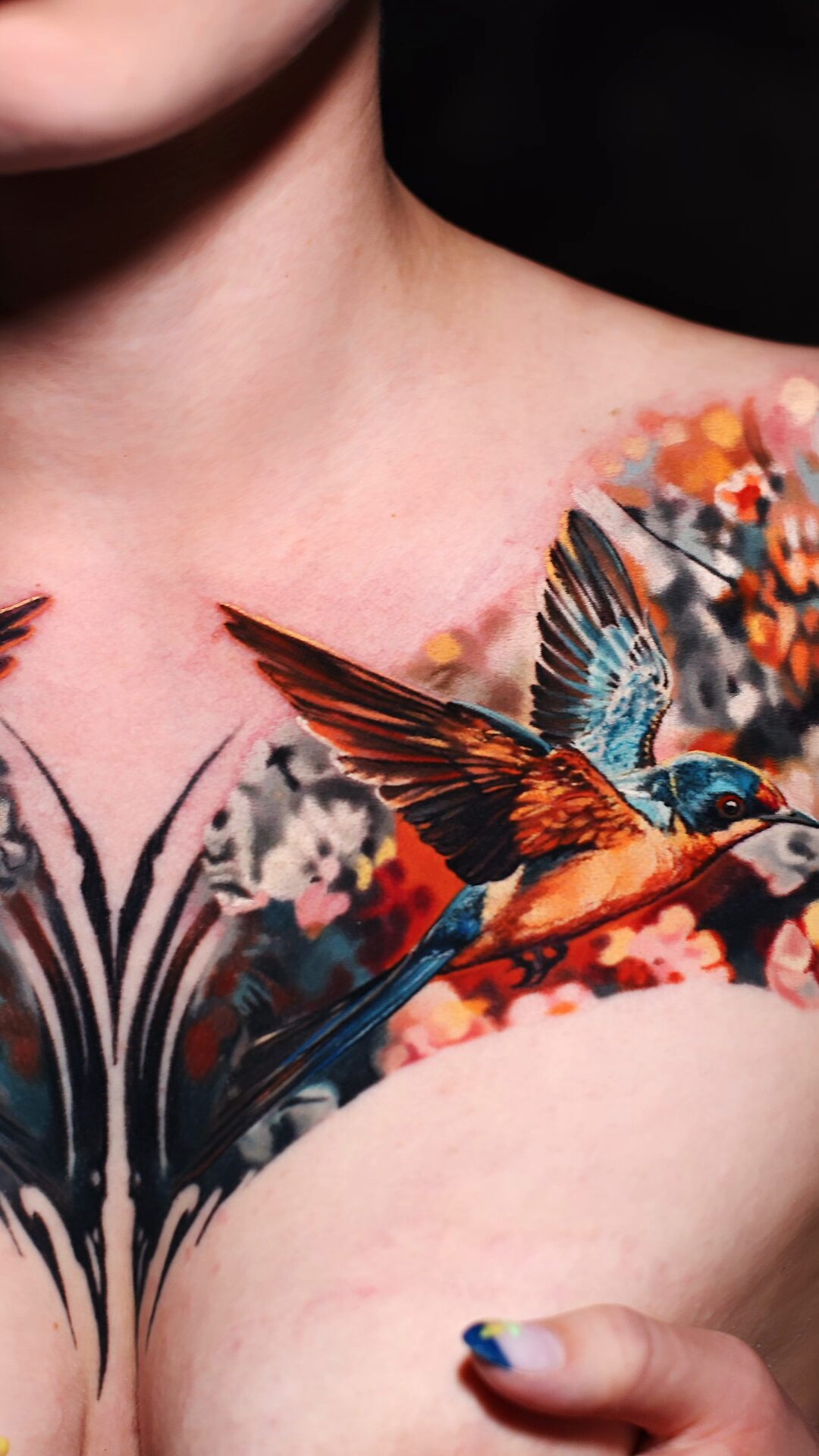 Endergebnis – feminines Tattoo auf der Brust, Color-Realism