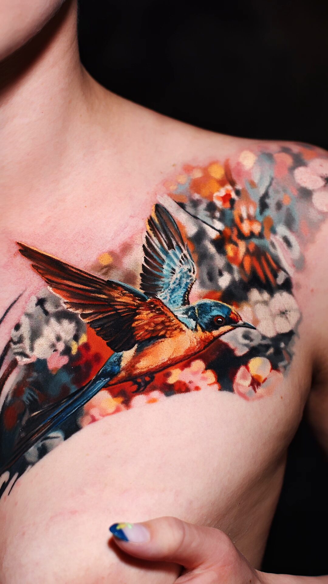 3D-Schwalben-Tattoo – Hyperrealismus, Tattoo am Dekolleté