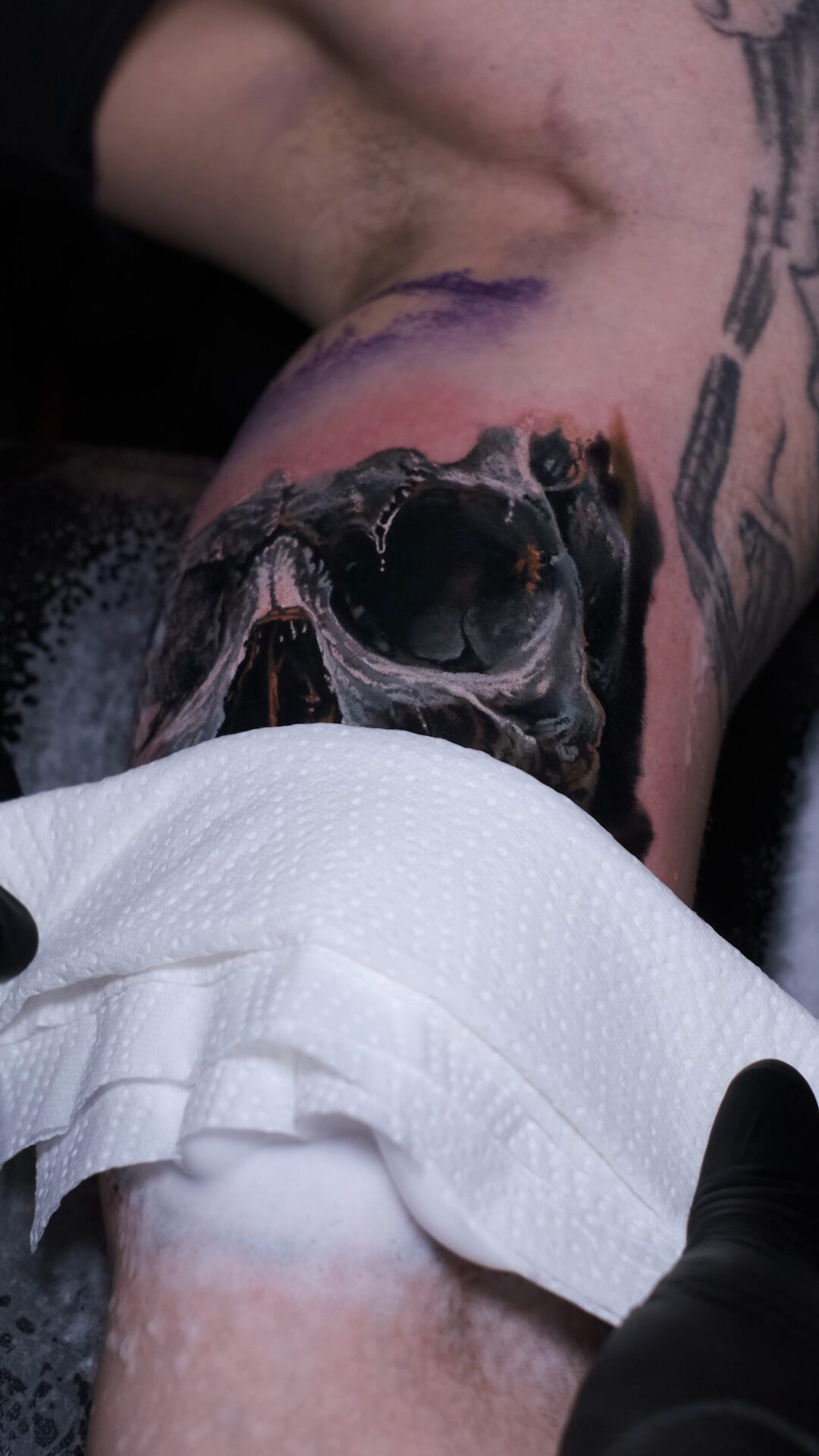 Realistisches Totenkopf-Tattoo am Oberarm – Gesamtansicht, Oberarm-Innenseite, Breslau