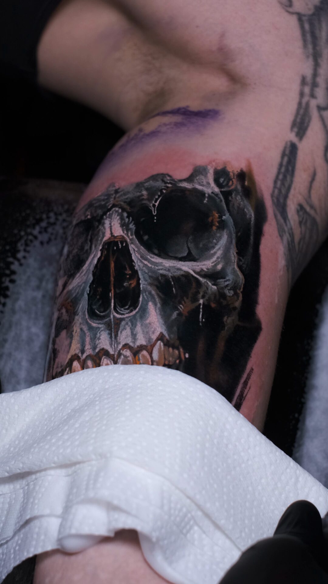 Detail der Augenhöhlen und des Nasenrückens – tiefes Schwarz und helle Grautöne, düsteres Totenkopf-Tattoo in Breslau