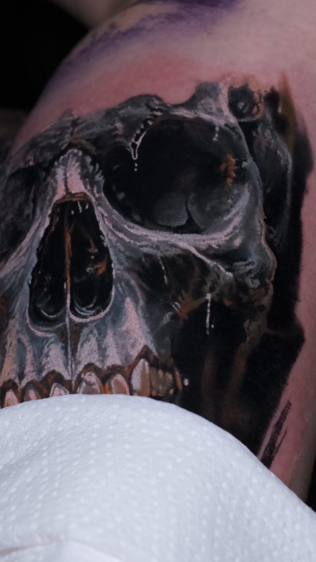 Detail der Nasenhöhle mit bernsteinfarbener Tönung – dezente Farbe, die den grey color Realismus ergänzt, Tattoo in Breslau