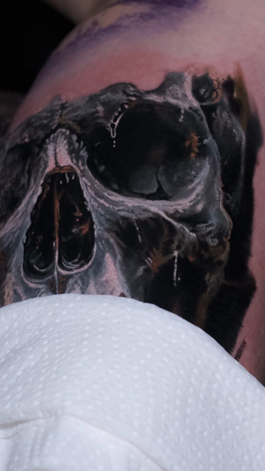 Das ganze Tattoo im Licht – alt und roh, düsteres 3D-Tattoo von Alex666cold