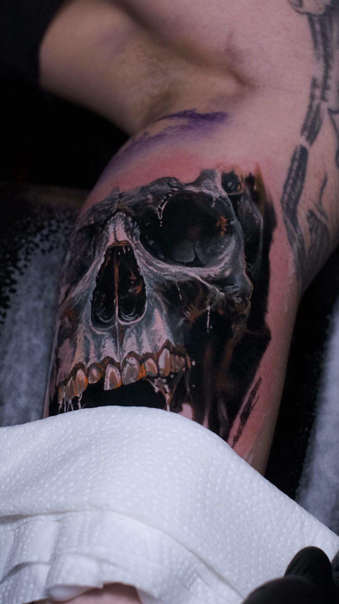 Realistischer Totenkopf in grey color auf der Oberarm-Innenseite