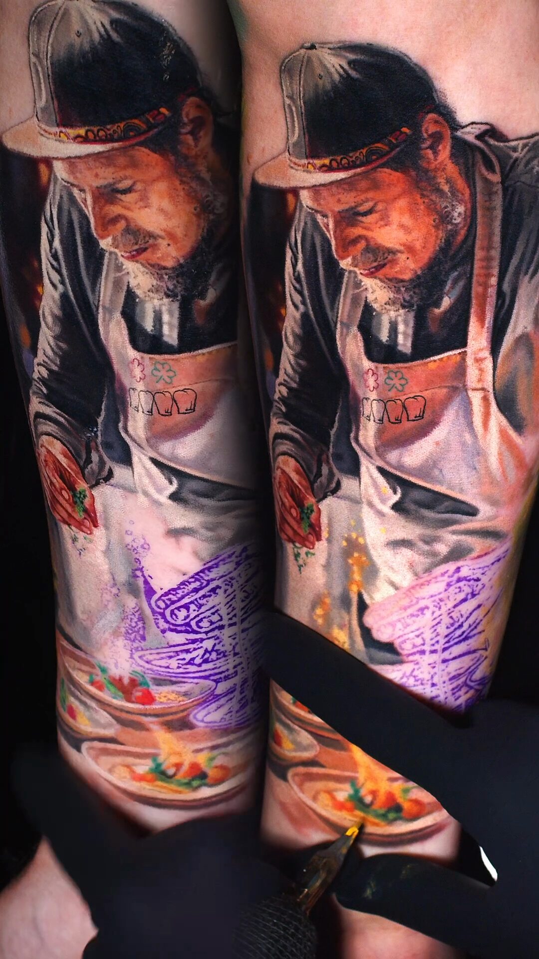 Nahaufnahme: Tattoo eines Kochs in Schürze und Schirmmütze – Color-Realism auf dem Unterarm, Wrocław