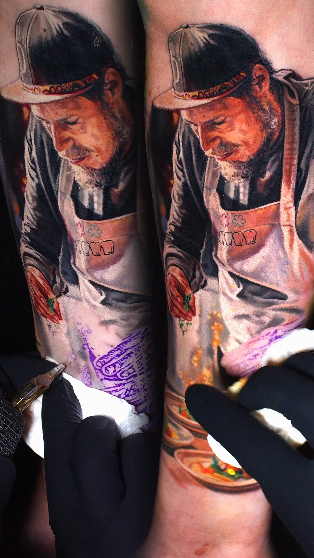 Gesamtansicht des Tattoos auf dem Unterarm – Koch über Schüsseln mit Chili und Feuer gebeugt, Tätowierer Wrocław