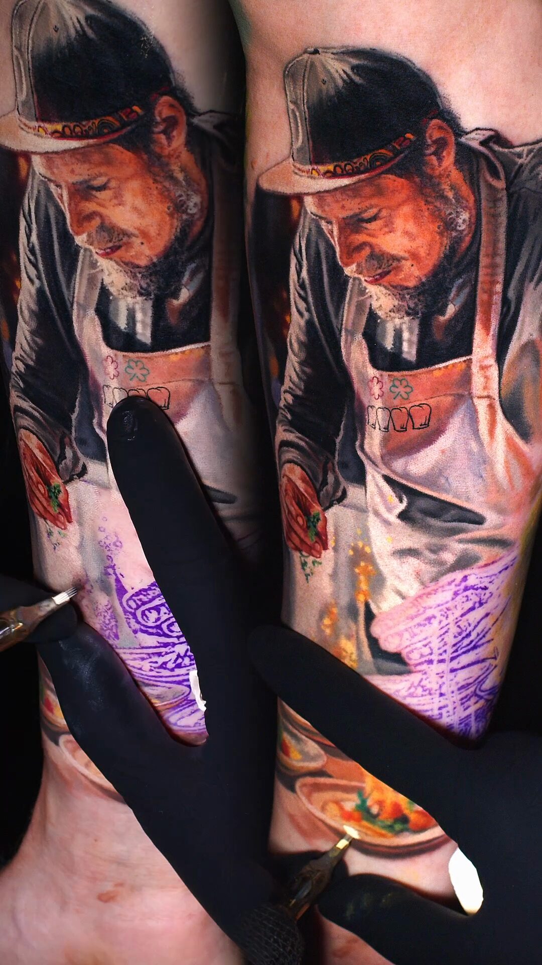 Stoffstruktur der Schürze und Schattierungen – Porträt-Tattoo eines Kochs, Color-Realism, Wrocław