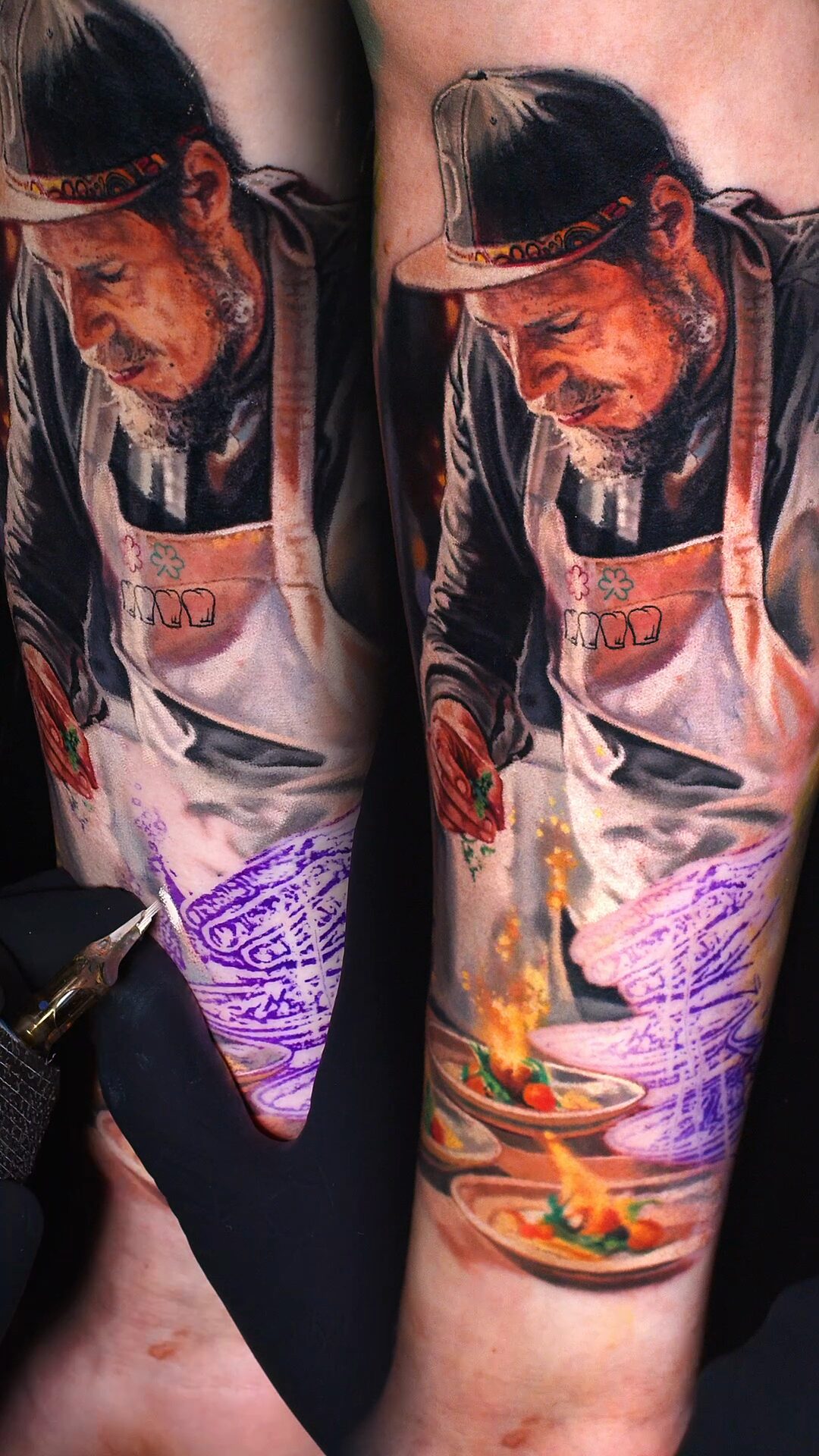 Blick auf den ganzen Arm – Koch-Tattoo auf dem Unterarm, Arbeit von Alex666cold, Wrocław
