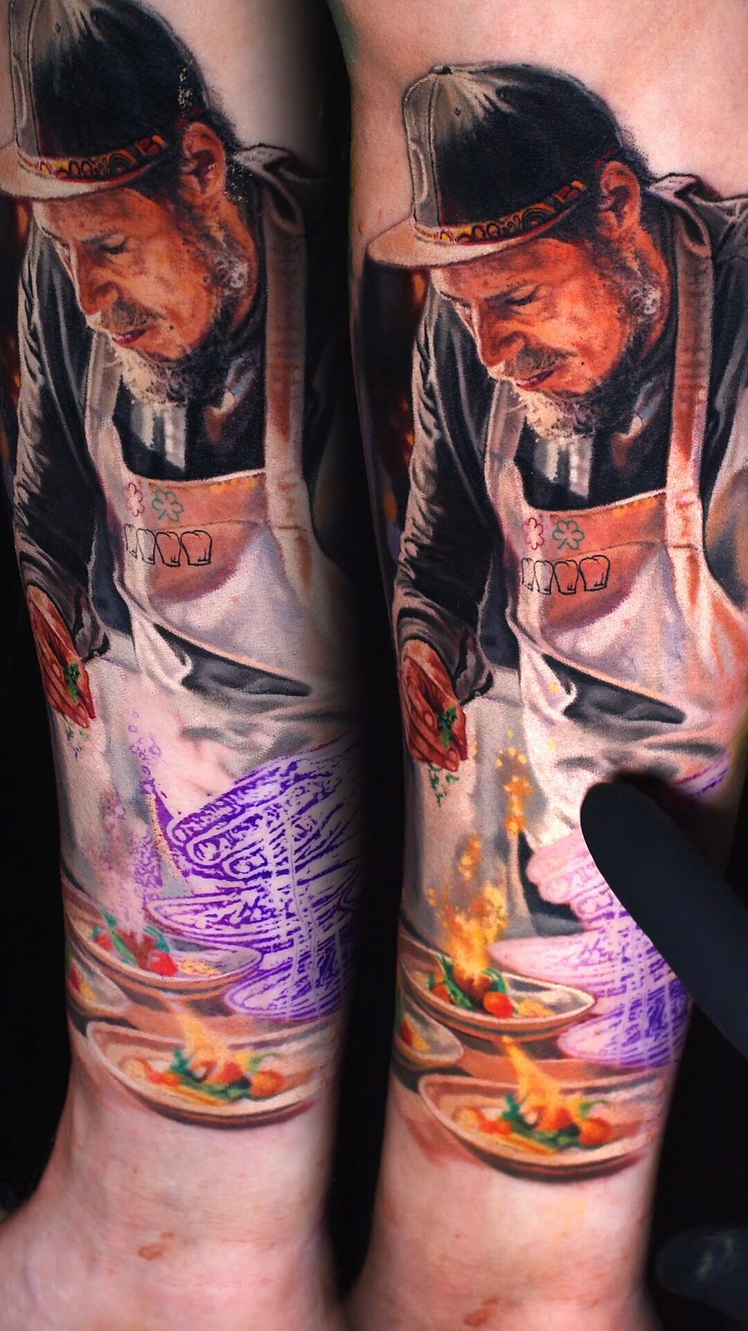 Nahaufnahme von Schirmmütze und Lichtspiel – 3D-Tattoo in Farbe, Koch, Wrocław